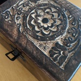 Caixa de madeira talhada a mão para óleos essenciais - Atelier do Sabão