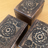 Caixa de madeira talhada a mão para óleos essenciais - Atelier do Sabão