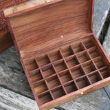 Caixa de madeira talhada a mão para óleos essenciais - Atelier do Sabão