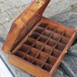 Caixa de madeira talhada a mão para óleos essenciais - Atelier do Sabão