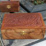 Caixa de madeira talhada a mão para óleos essenciais - Atelier do Sabão