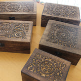 Caixa de madeira talhada a mão para óleos essenciais - Atelier do Sabão